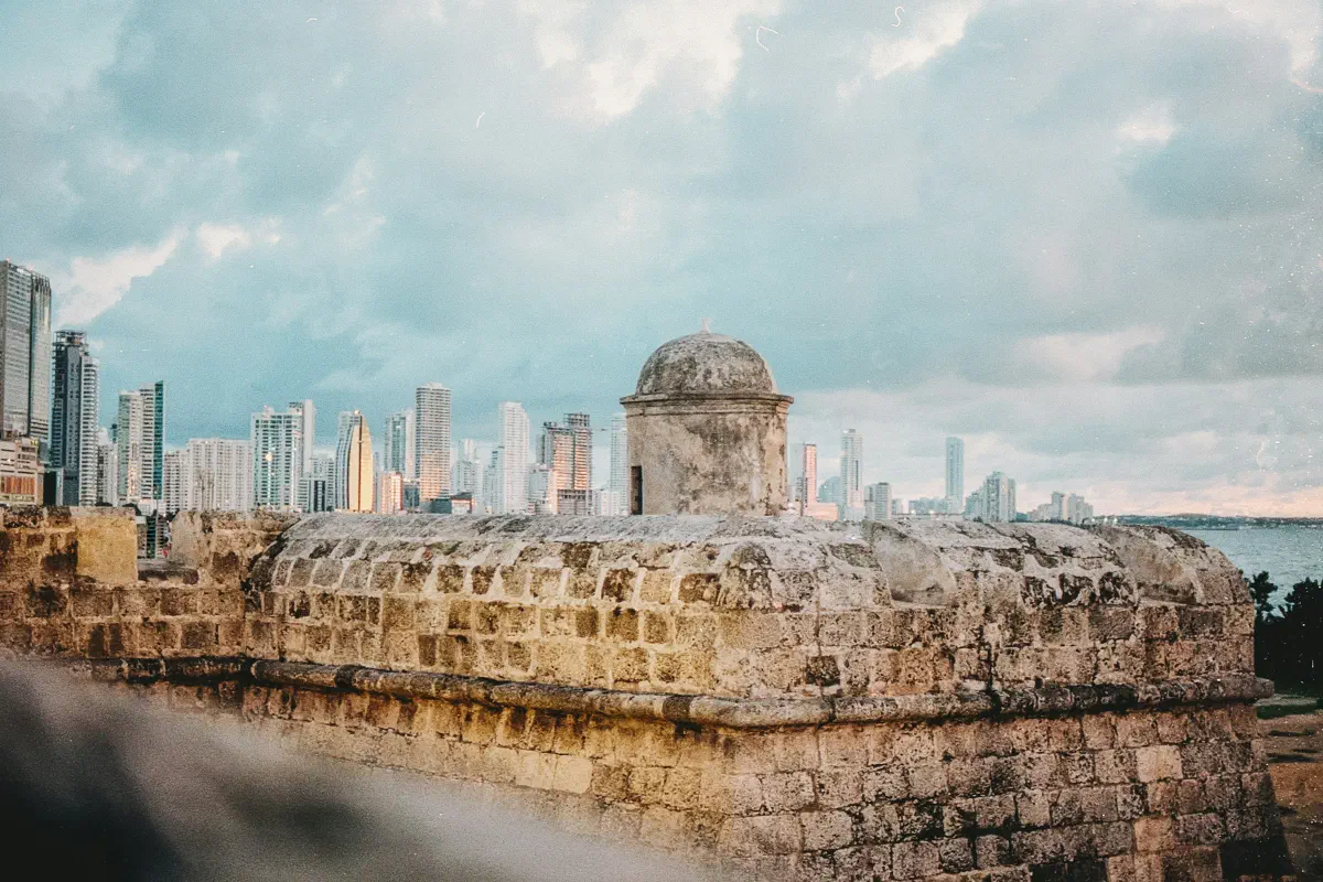Murallas de Cartagena frente al mar Caribe